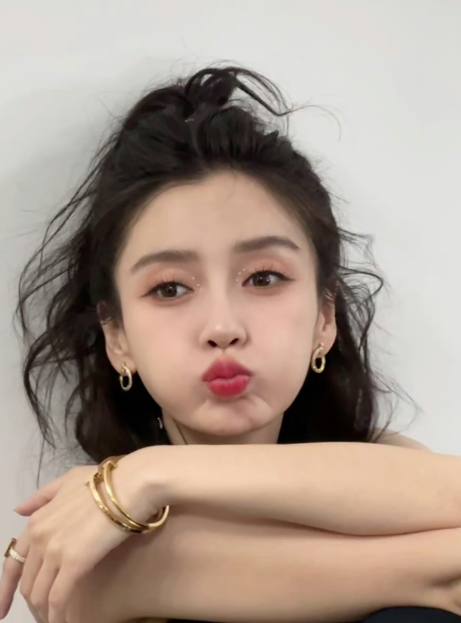 angelababy未公开拍摄花絮,私底下化身可爱表情包,对着摄影机嘟嘴搞怪