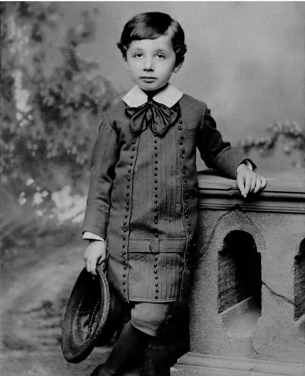 1884年,一个年仅五岁的孩子,名叫爱因斯坦,站在那里,衣着整洁,手拿着