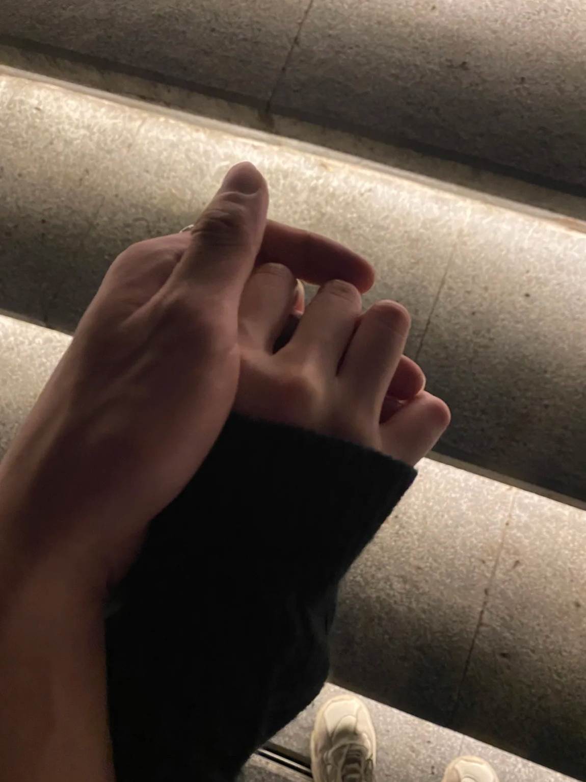 一个说法:"大人之间,最好的办法,不是吵架,也不是决裂,而是沉默地分手