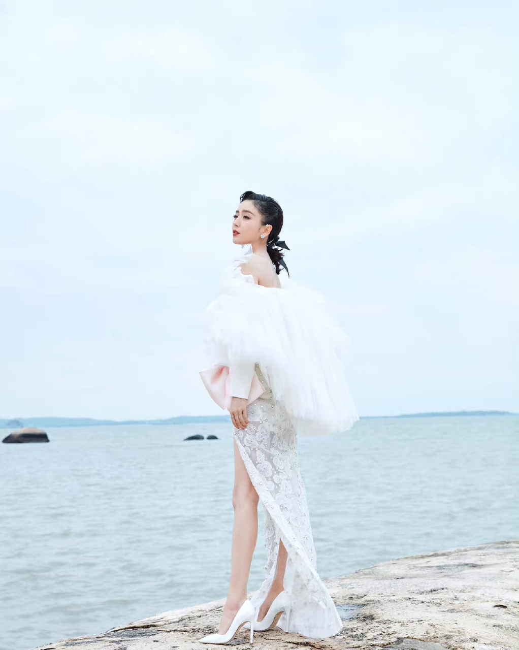 佟丽娅海边写真,纯白色开叉裙风情万种