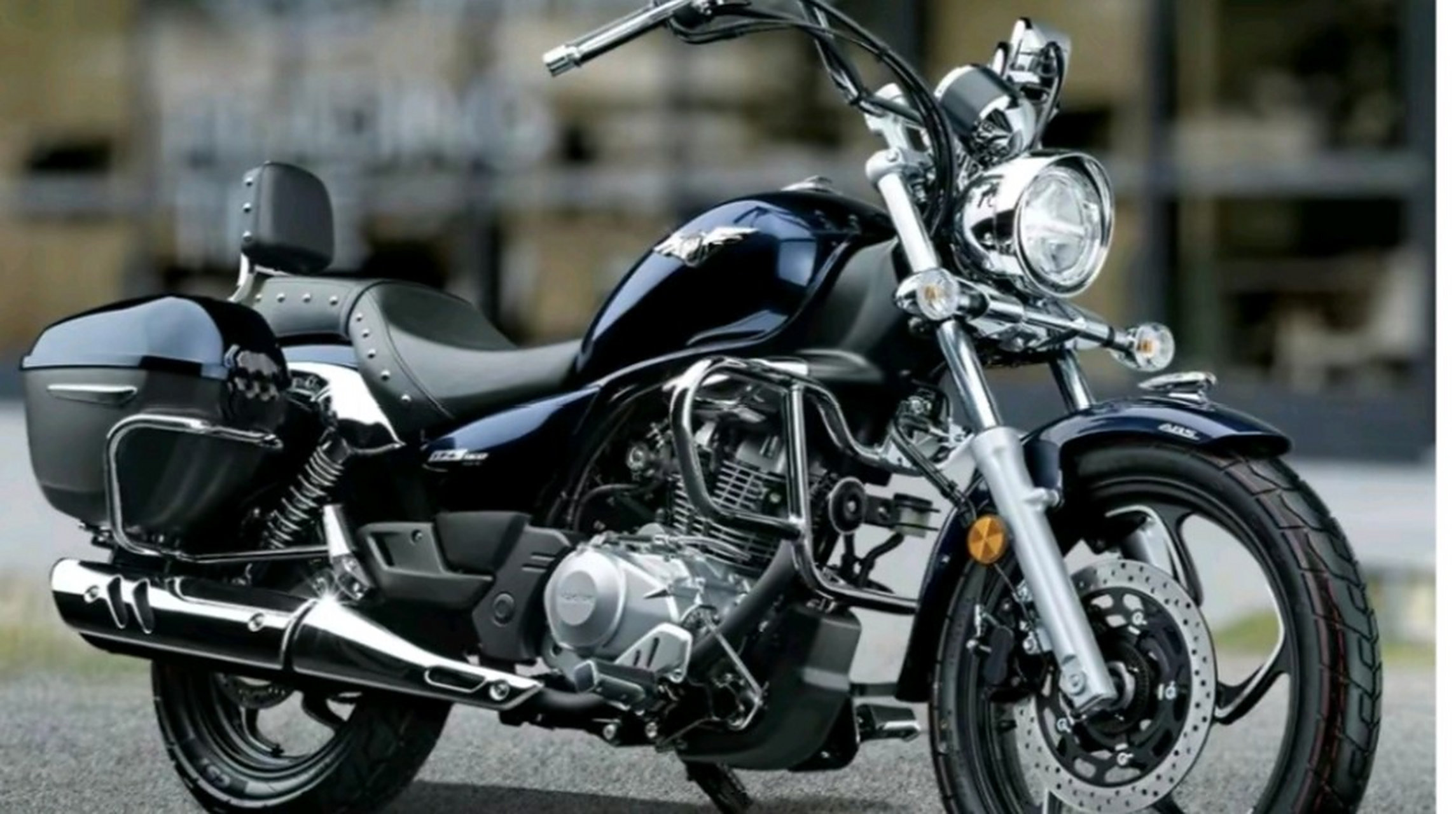 那一年,我买笫一台豪爵铃木摩托车后,到交警队办证.民警对我讲,摩托车