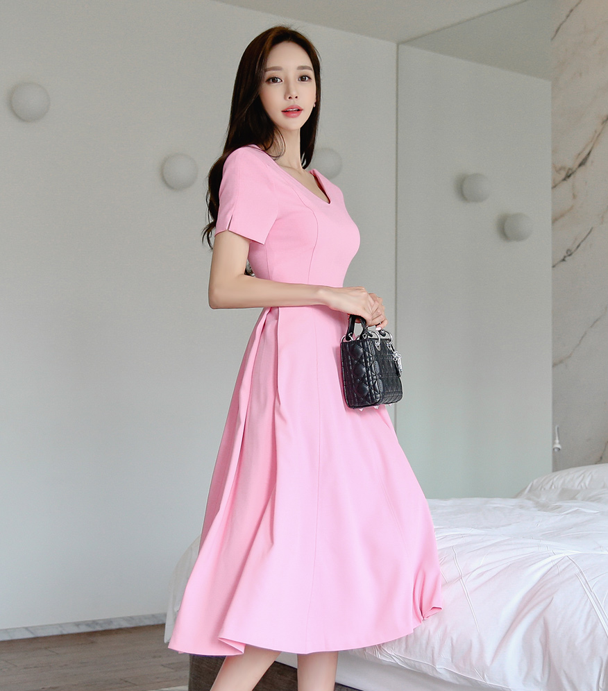 孙允珠韩国嫩模,樱花粉娇嫩连衣裙穿搭,美丽动人