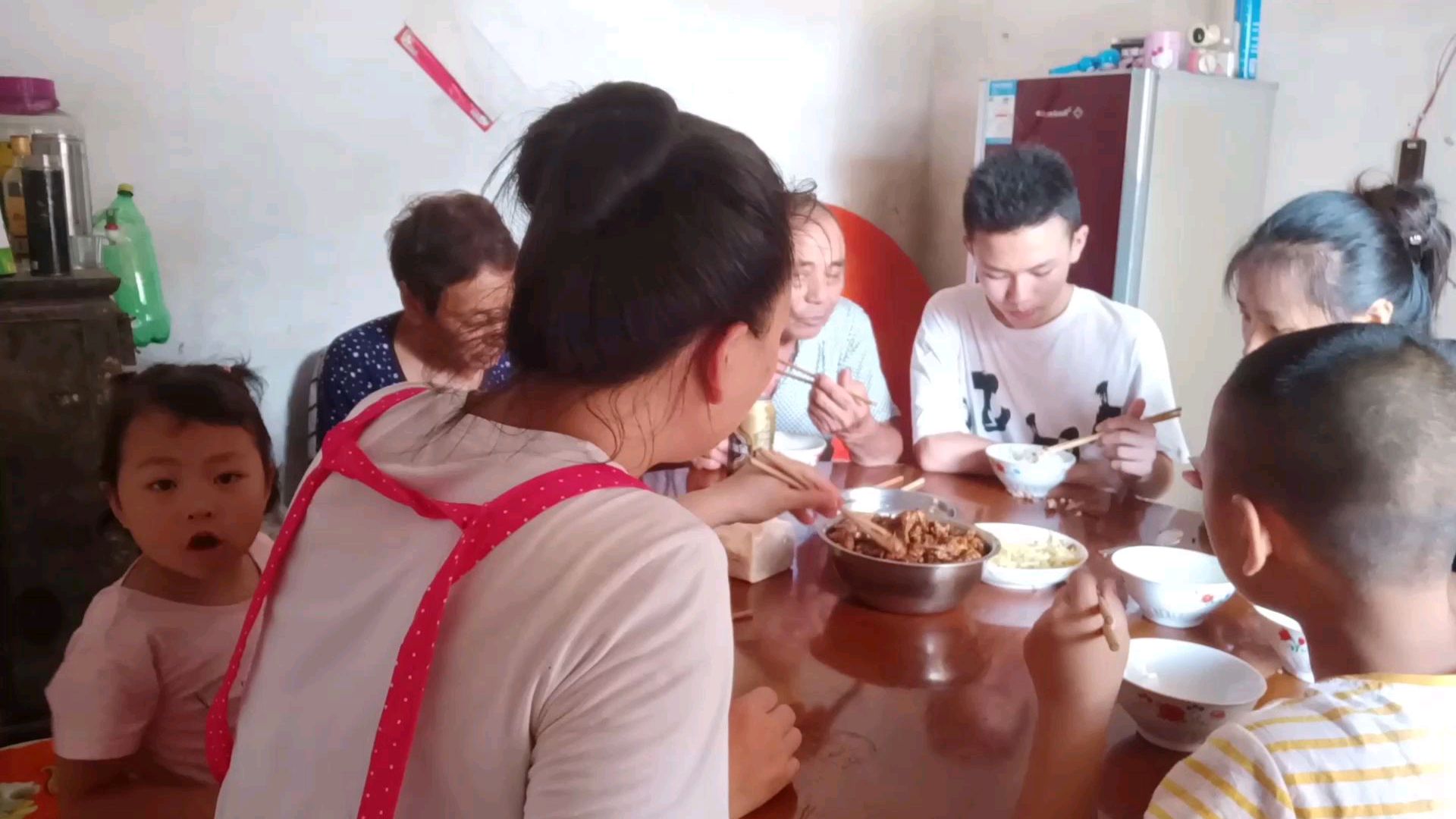 女儿和侄子表现好点名吃兔肉,自创版干锅兔肉,简简单单一顿饭