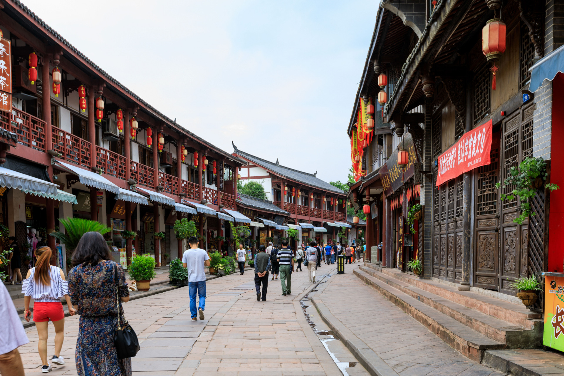 洛带古镇位于四川省成都市龙泉驿区境内,总面积达20000余平方米,国家