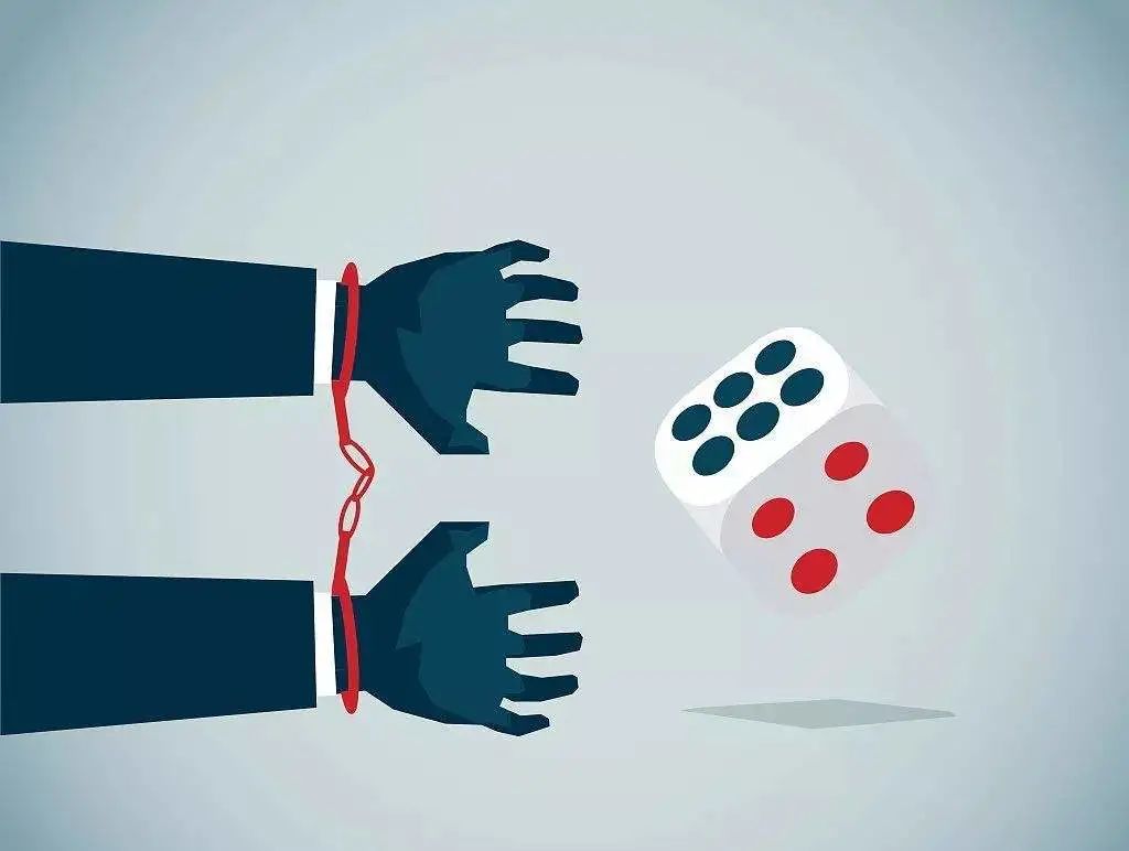 汕尾陆丰这两男两女在隐秘位置玩"暗宝",直接拘留,这又何必呢