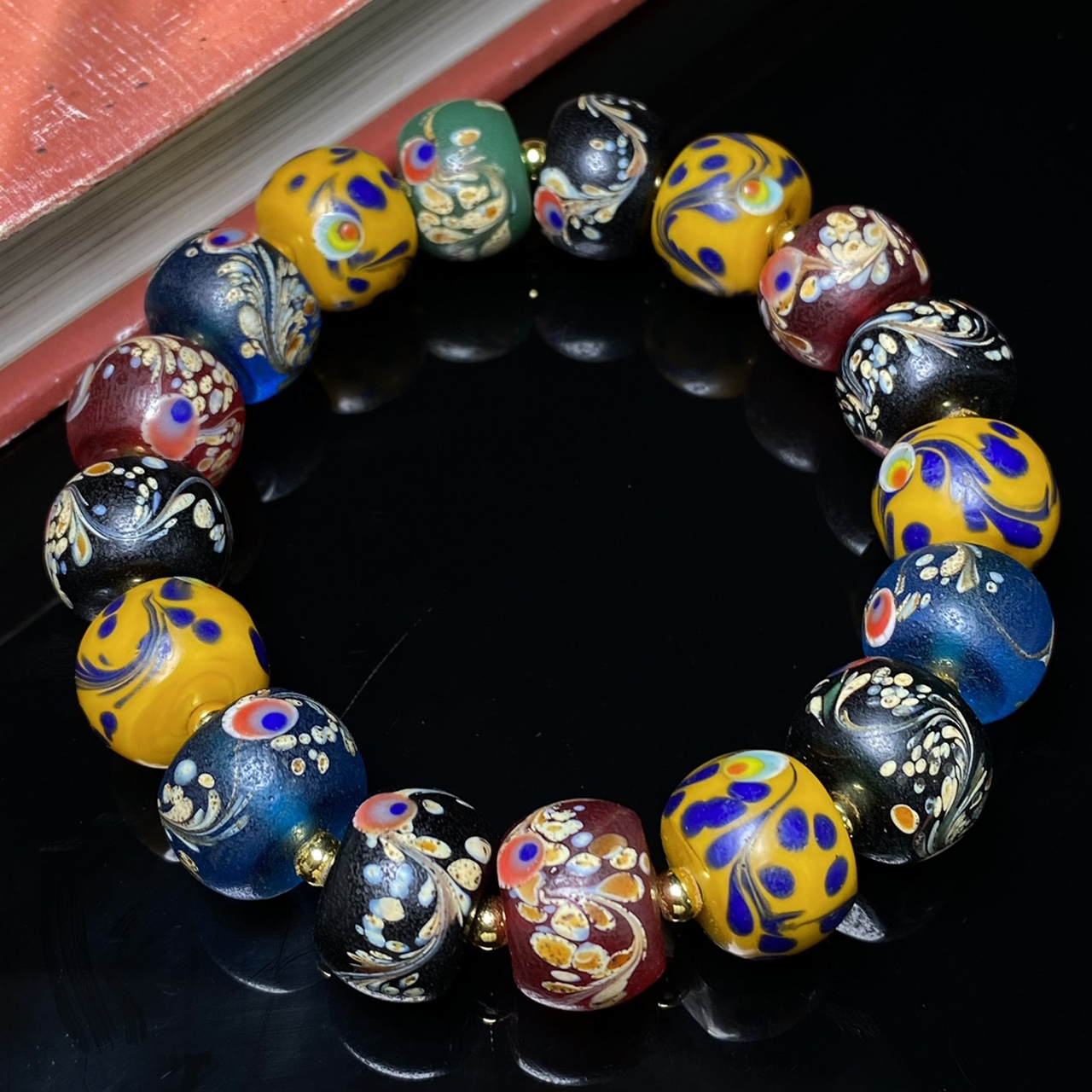 偶遇老者珍藏佛家七宝之一老琉璃凤尾手链——罕见带凤眼的琉璃古珠