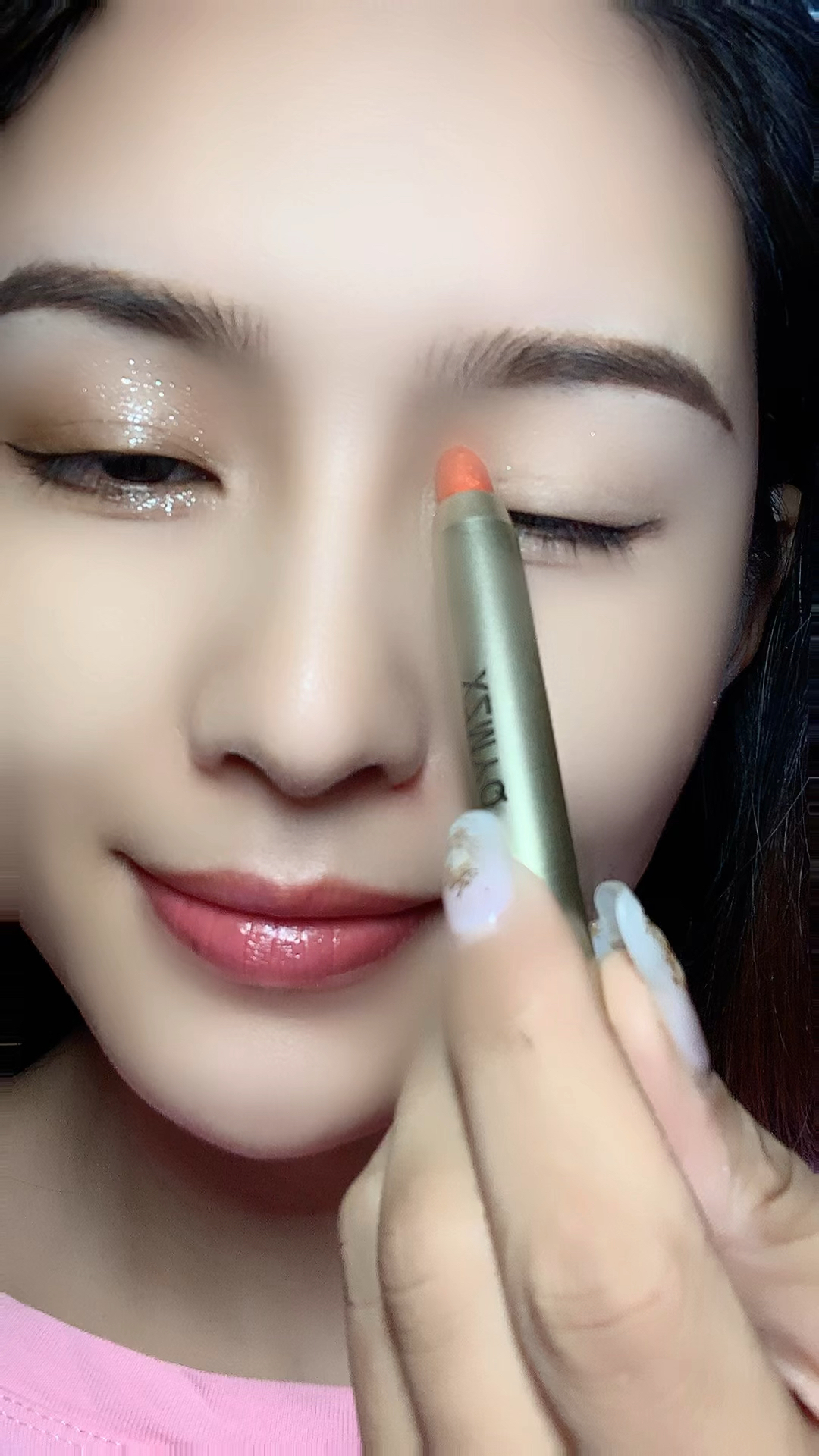 闪闪的布灵布灵的高光眼影笔,一抹成妆,太美了,不会画眼影得姐妹必备