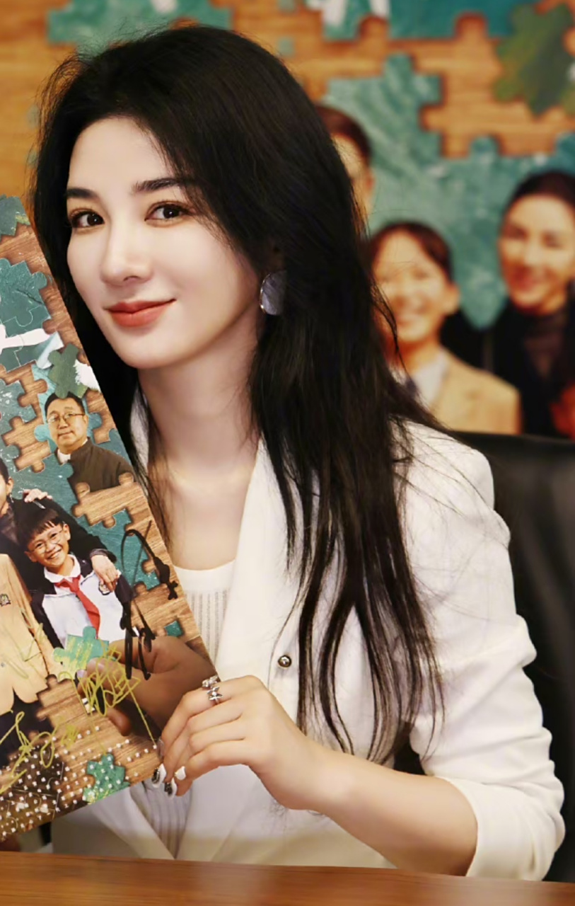 黄奕现身发布会为新电影宣传,一套白色西装干练优雅,没想到她的影视