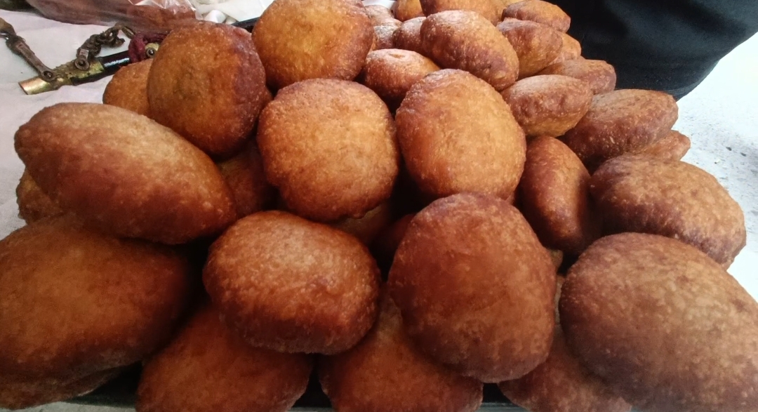 在我们河北赵县这里,早餐店里炸油条和糖片比较普遍,也有炸糖糕的