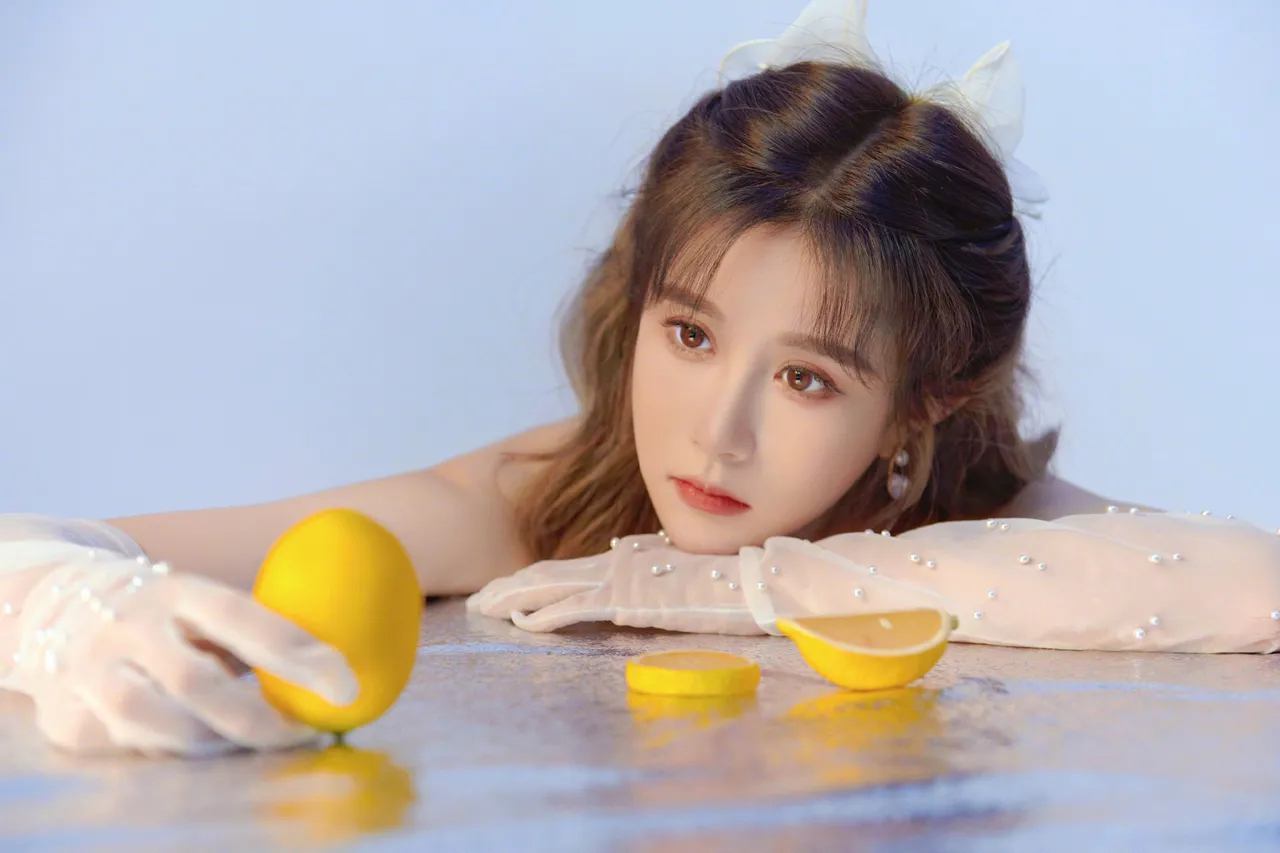 一起来看看段艺璇的公主风写真.纯白色的裙装,可爱的蝴蝶结