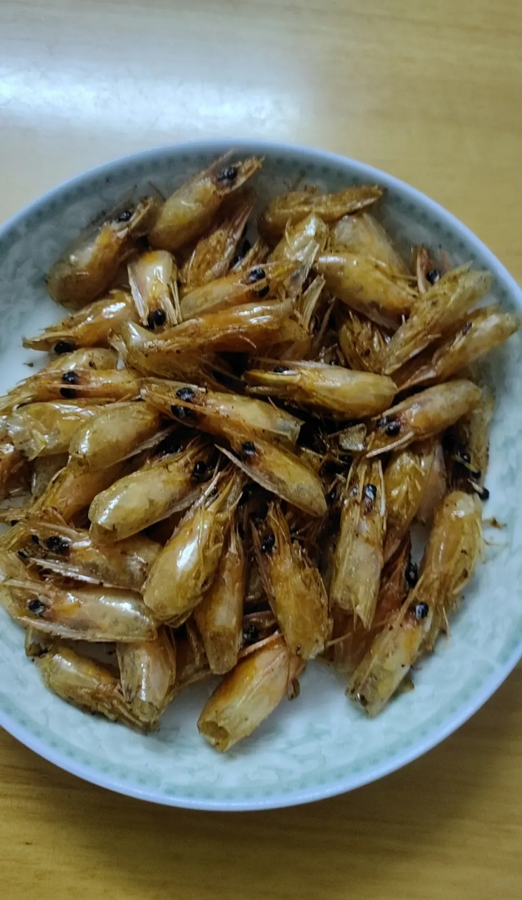 下班回家,妻子告诉我:"今晚我们吃炸虾头.