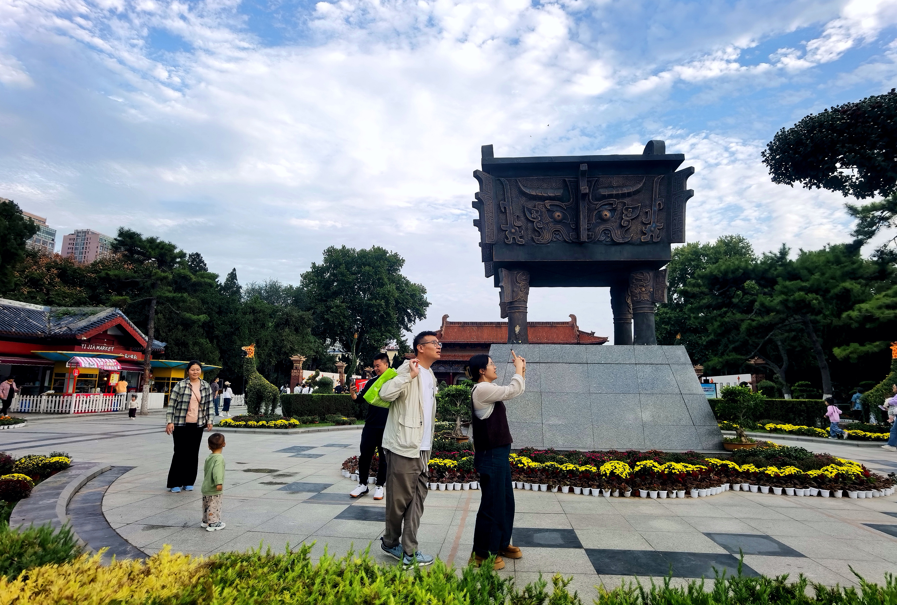 金秋十月,洛阳王城公园花香四溢,菊展之美令人惊叹