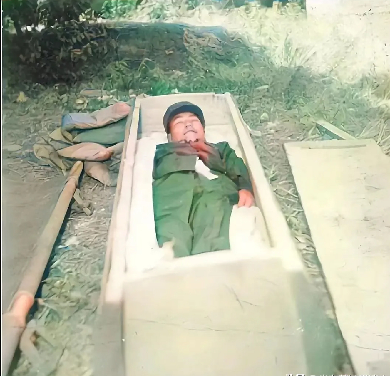 向在1979年对越自卫反击战中牺牲的李光华烈士致敬.