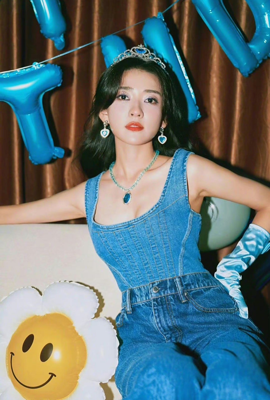 梁洁ins发布生日照片,牛仔复古风穿搭. #梁洁