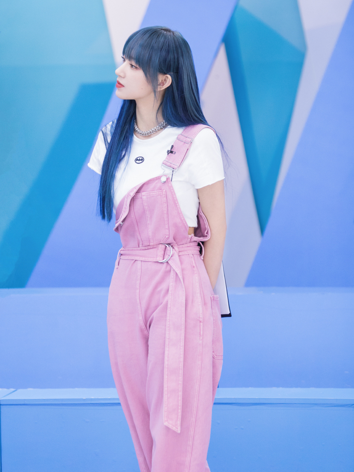 程潇综艺节目造型look,粉色与蓝发相配中和以白色,整体和谐美好