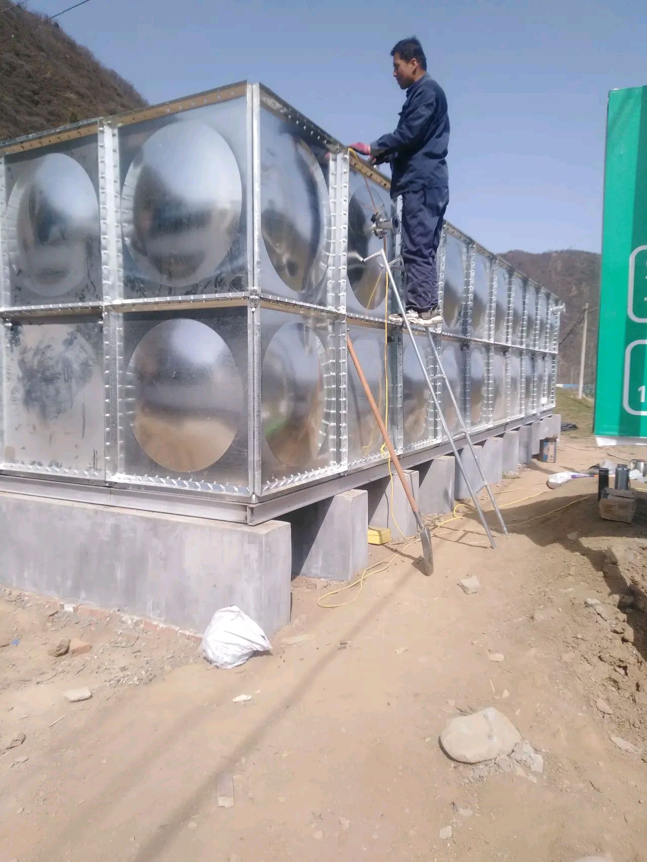 农村120吨大水箱制造安装完成大湾铺村产业园埋地下连接水箱管道