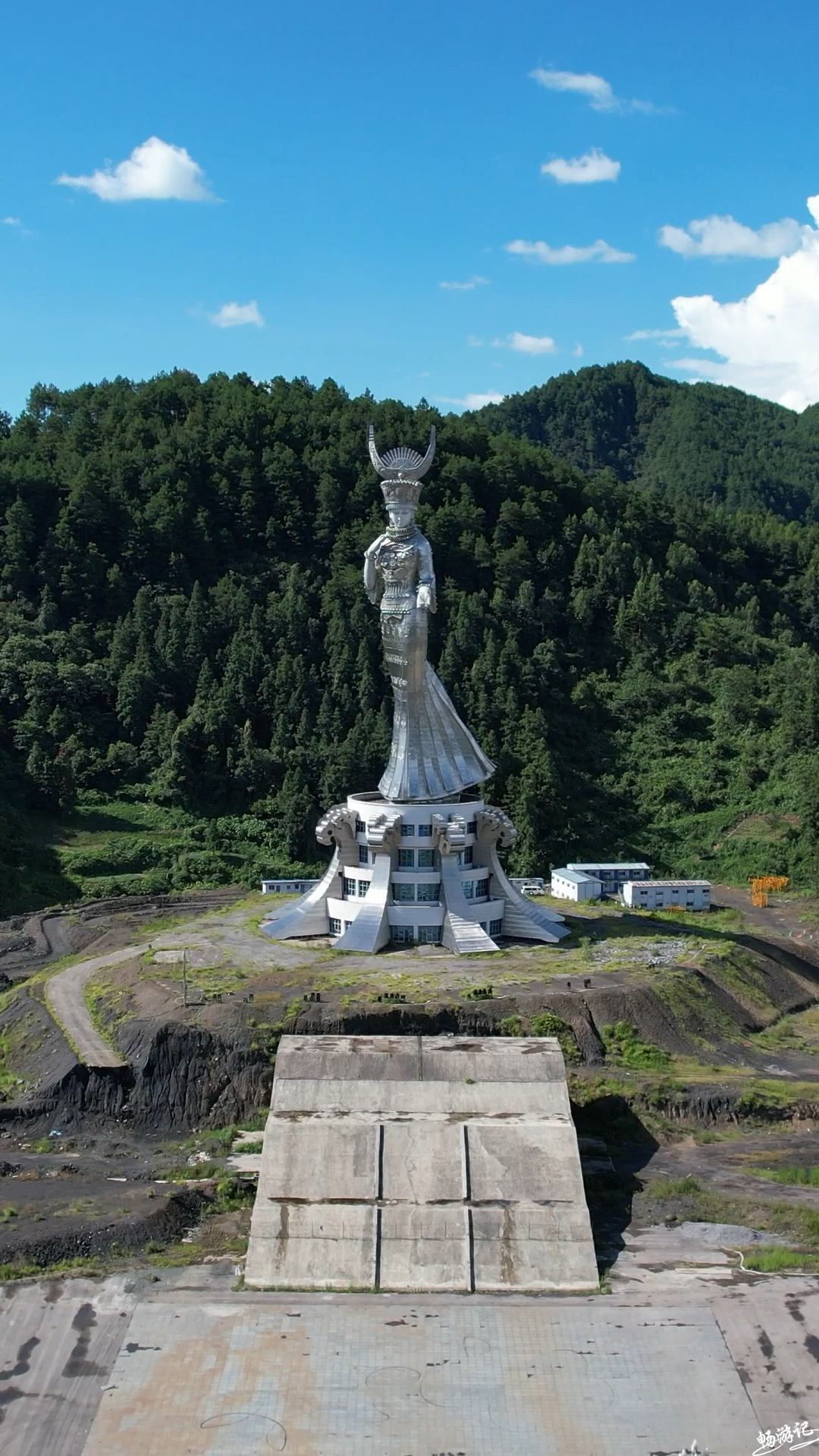她是苗族最美女神仰阿莎,高88米,据说看到她微笑的人都会爱情甜蜜,你