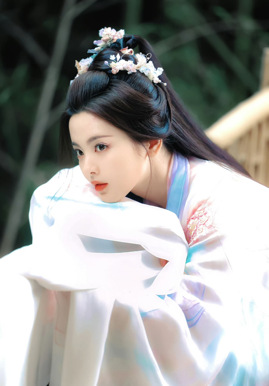 谁谈个恋爱天天亲啊# #杨超越丁禹兮深吻戏# 今天也在为沧海女帝发疯