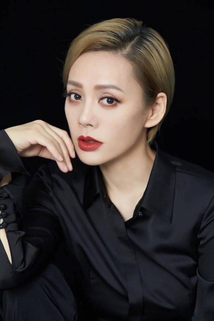 演员宁静美得一点也不宁静,她的五官超大气,身材超性感,骨子透露出着