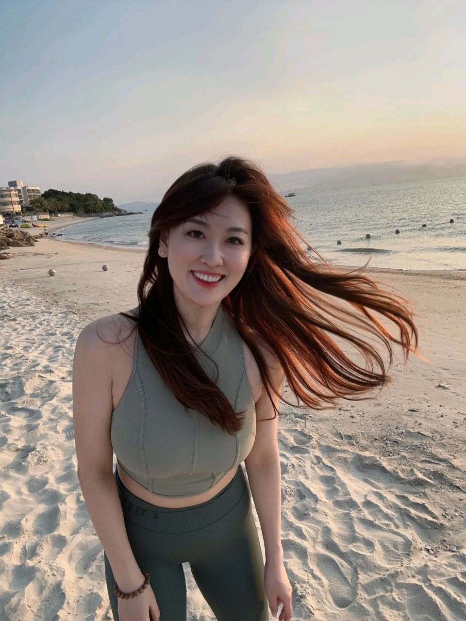 夕阳西下几时回,孤身潇洒不必追  #人像摄影# #美女写真