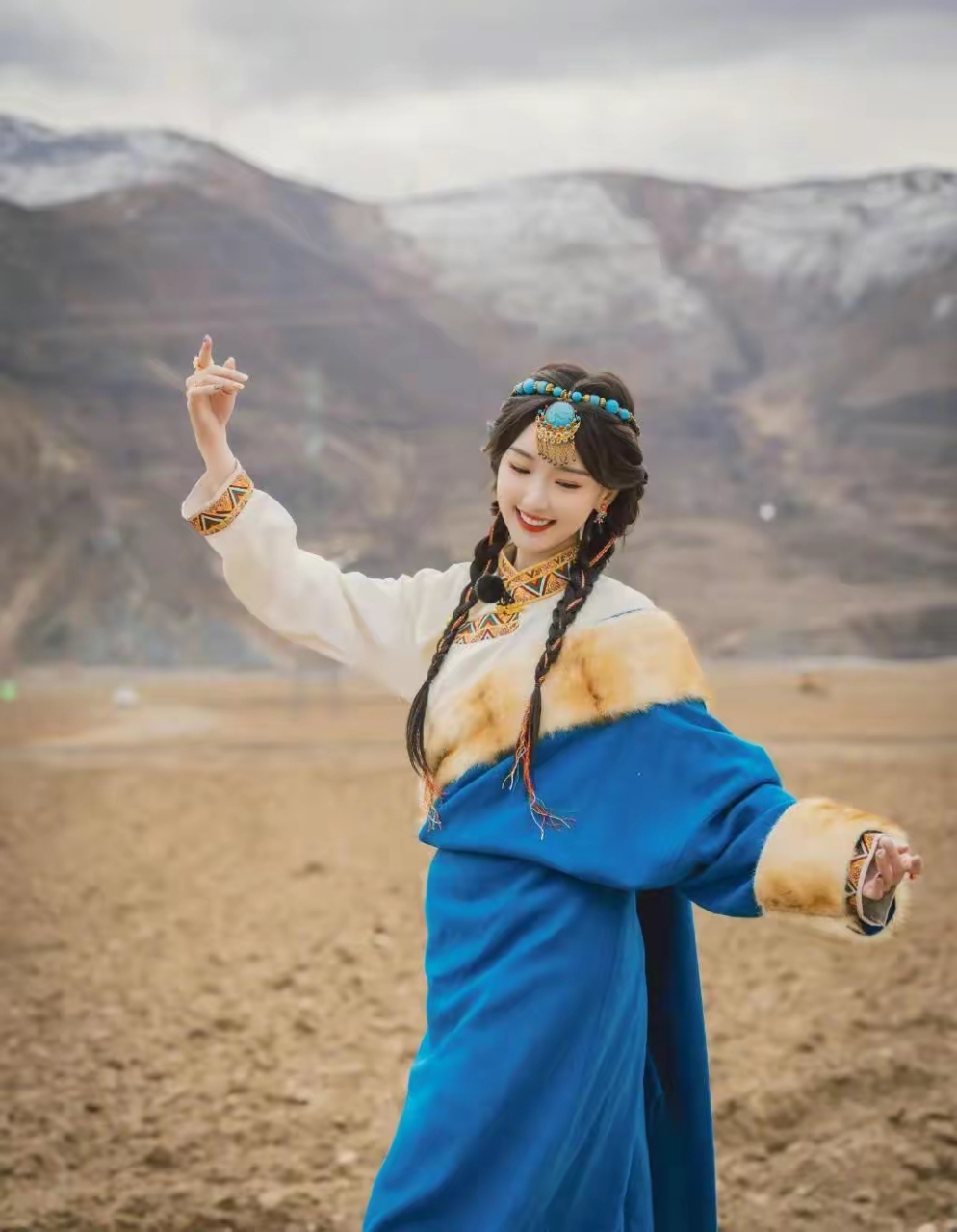 网友:毛晓彤秀藏族服装照,笑意盈盈自称卓玛女孩,真的很好看