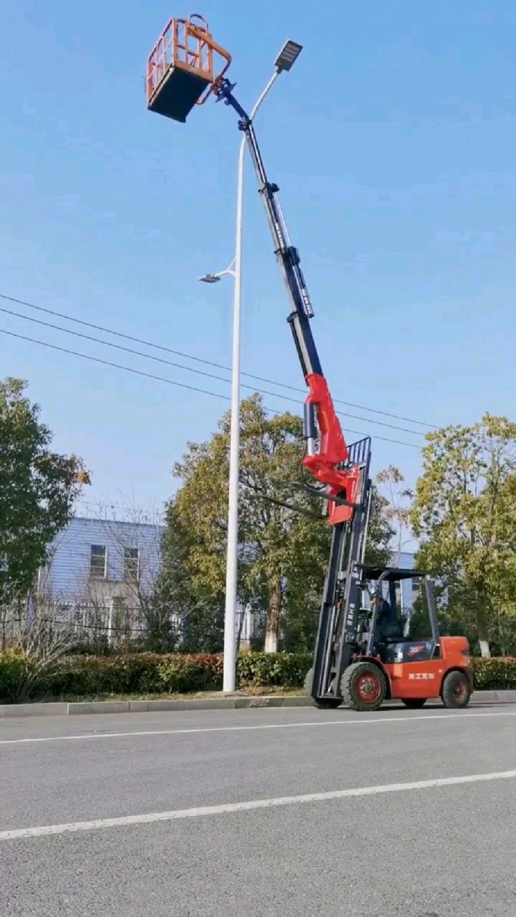 叉车飞臂吊让您的叉车成为小吊车,高空车,增加叉车的接单范围!