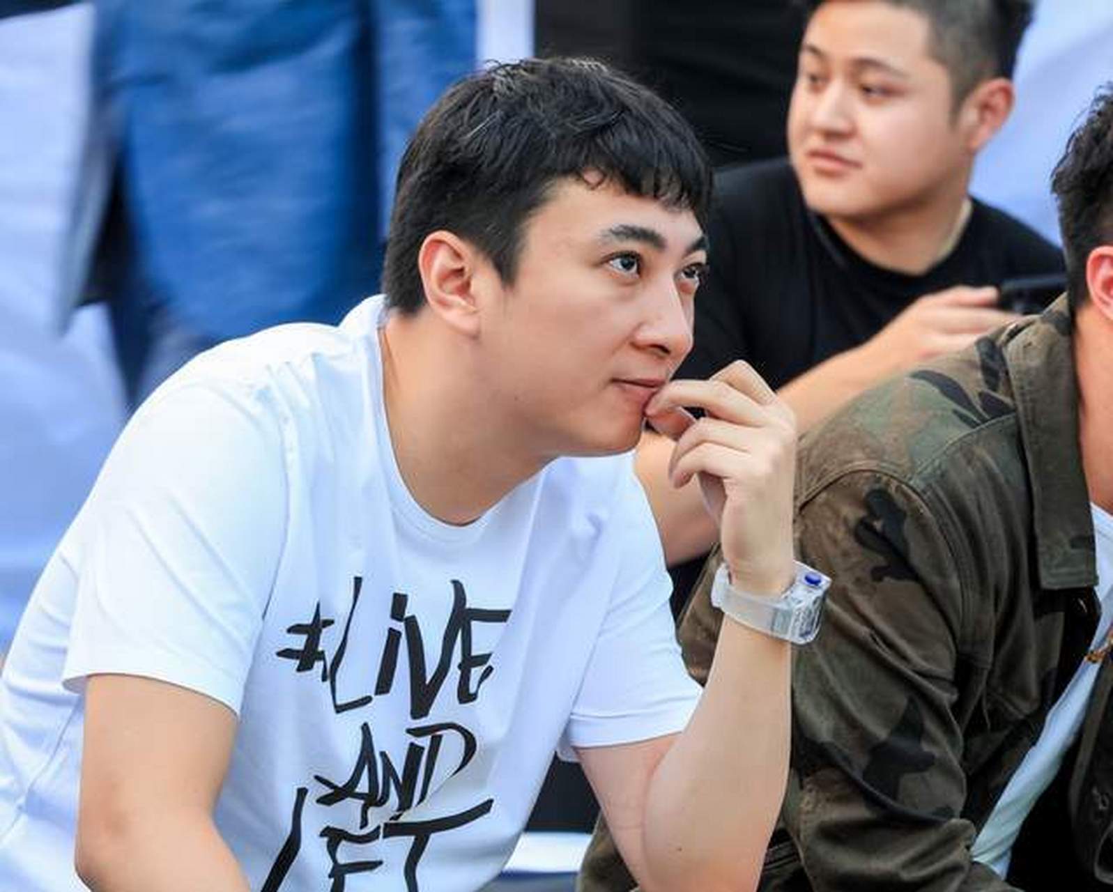 王思聪现身杭州看亚运会!配合检票表情邪笑,身边又换新女友