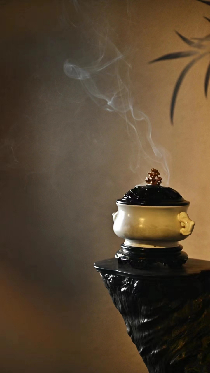 白瓷香炉  尺寸:耳距18.5直径13.5高17cm