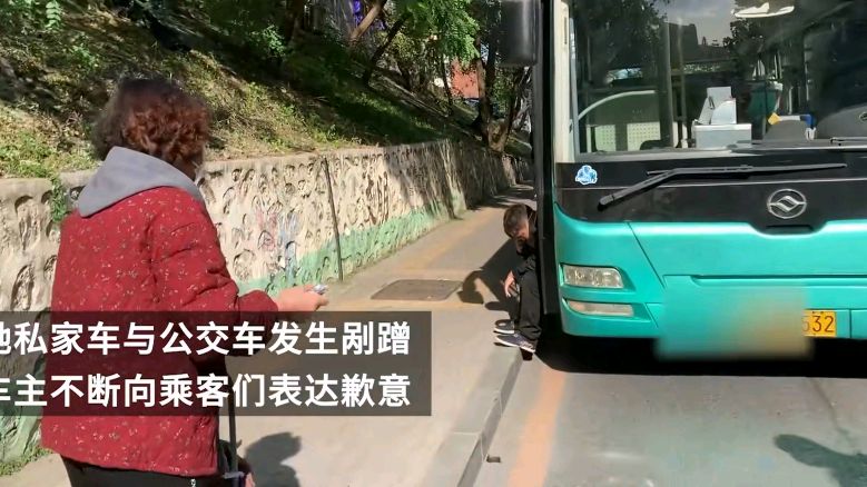 奔馳車主剮蹭公交車後給乘客打車費,200元買個好名聲,真會做生意