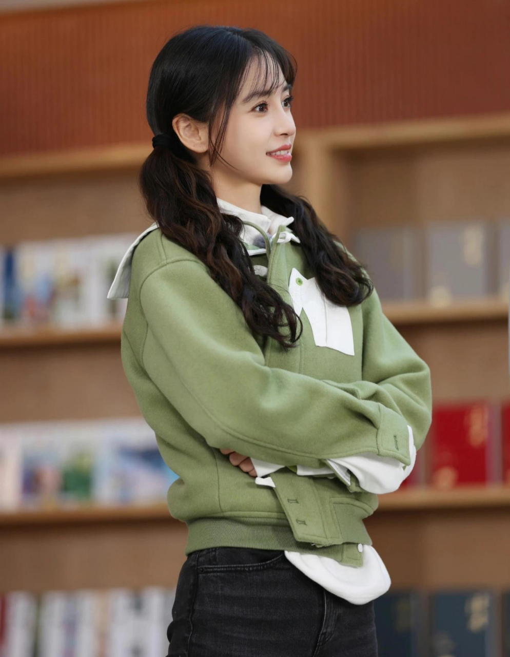 杨颖扎双马尾,可爱俏皮,笑容温柔甜美,满满的少女感!
