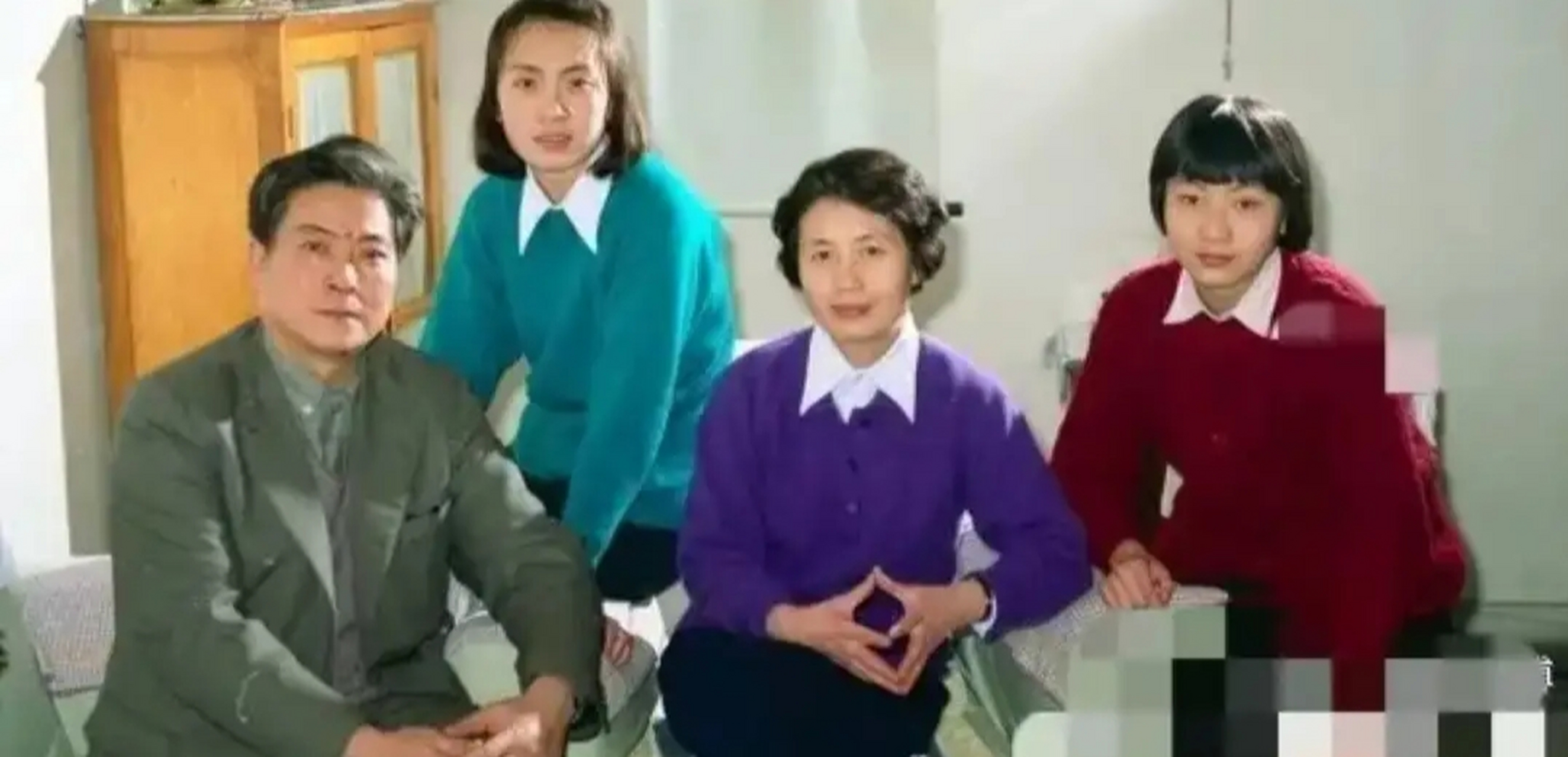 张玉凤罕见的全家福  她的丈夫刘爱民曾是铁道部一位处长,1米80以上的