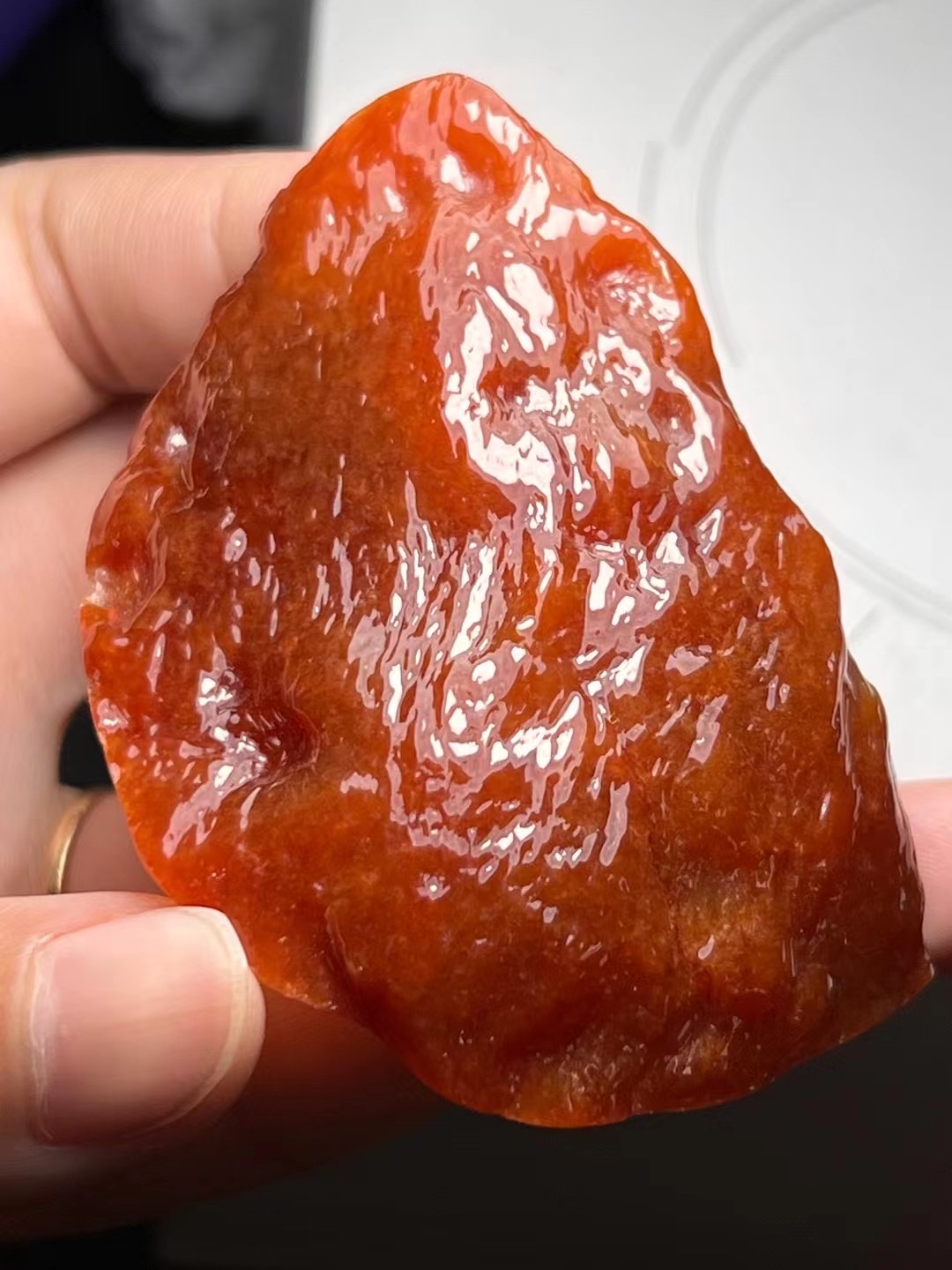 红翡,种老油性很好,胶感强,雾层很厚实,可雕刻手把件