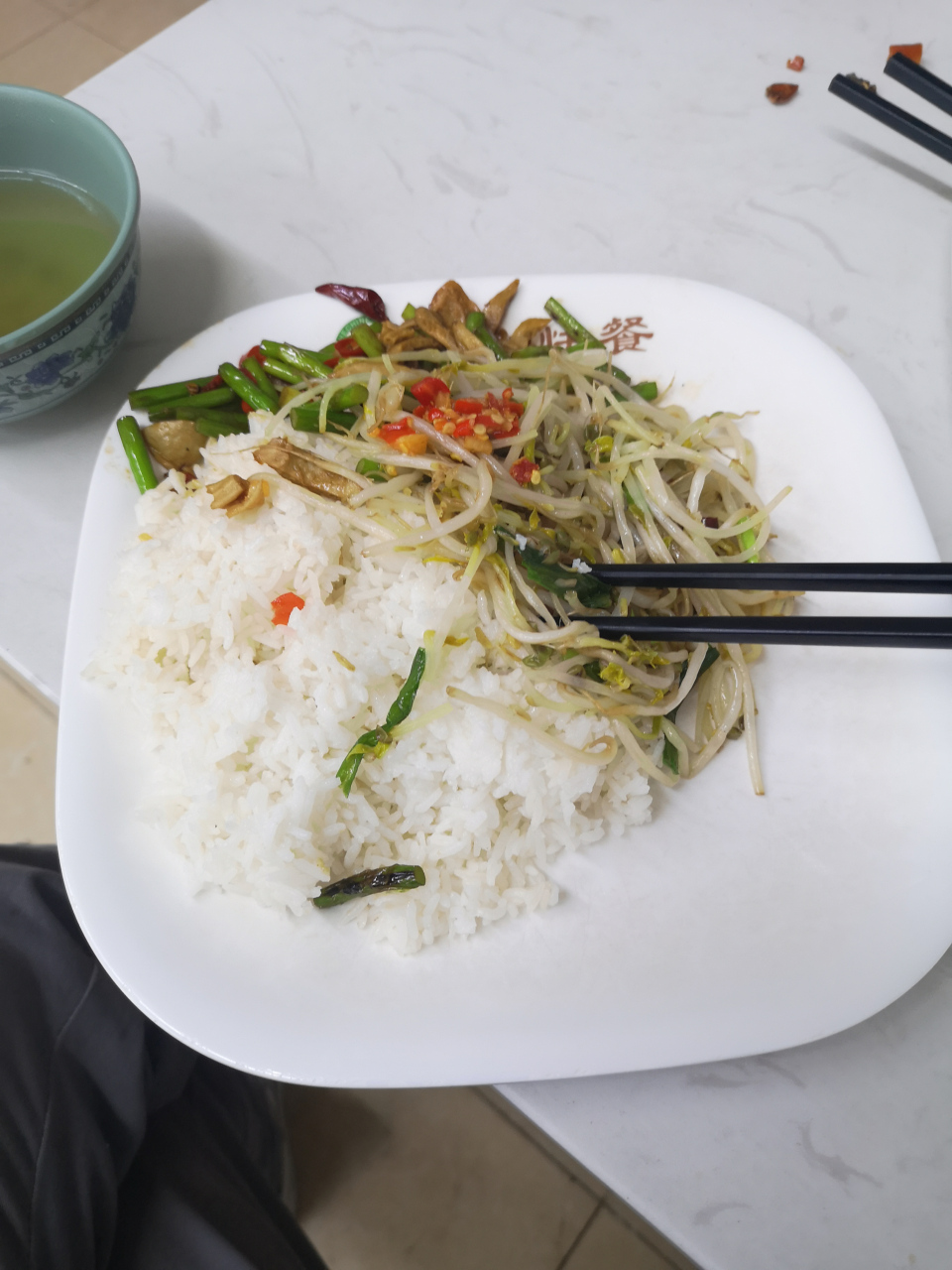 这是目前为止深圳最便宜的快餐,一荤一素才九块钱,饭可以随便吃,汤