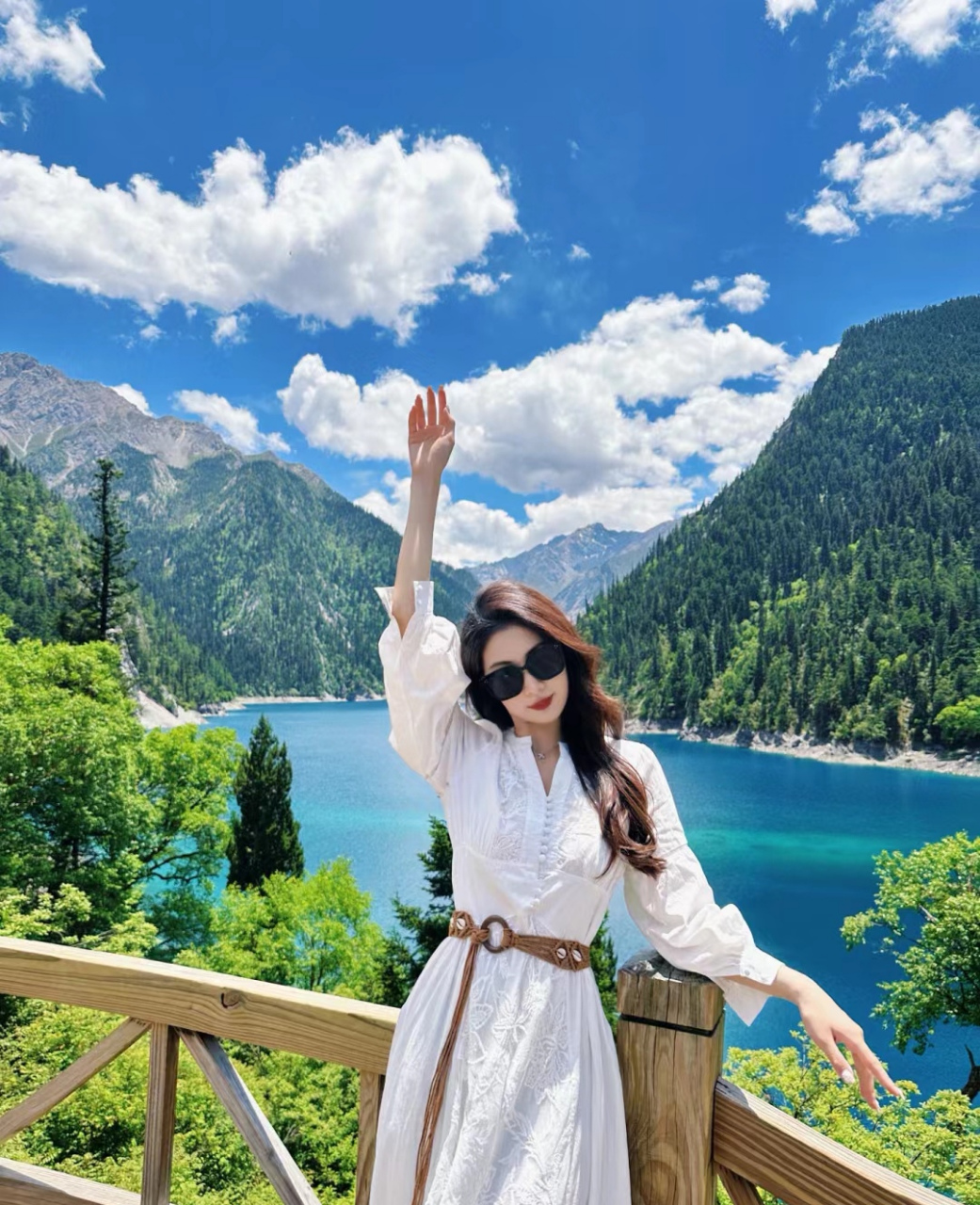 九寨沟太美了,这里有详细的穿搭拍照攻略,赶上好天气,真的太值得了.