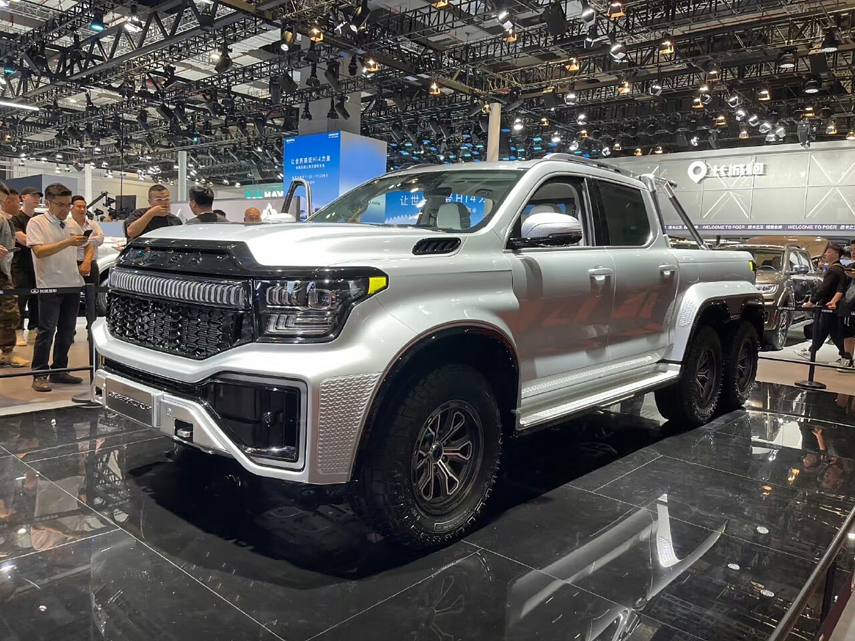 国产的6x6皮卡车终于在上海车展上亮相了,叫做长城赛博炮,外观造型很