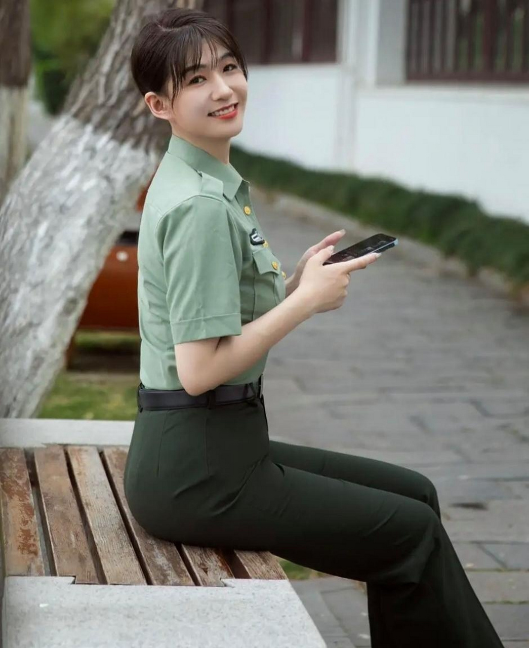 英姿煞爽的女兵,站如松,坐如钟,连笑容都那么甜美,点赞!