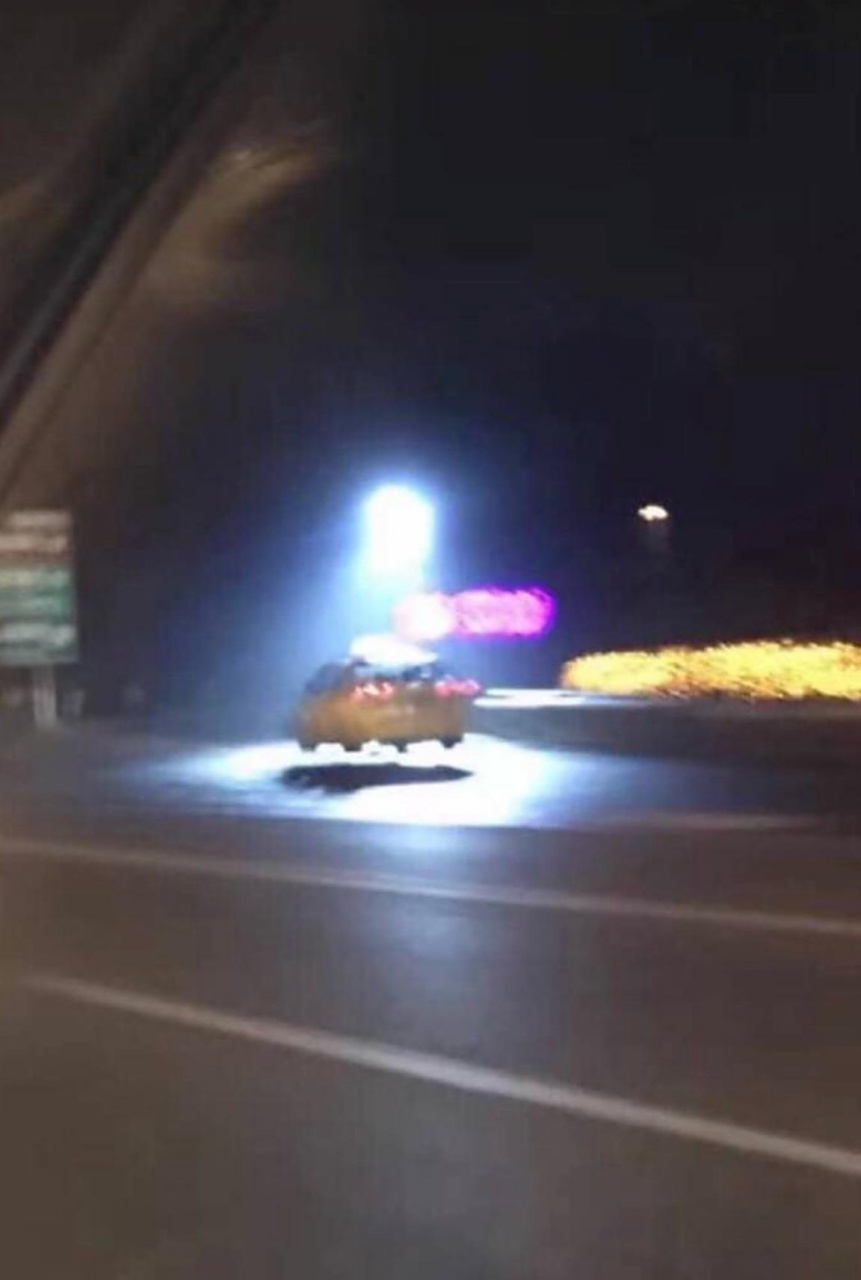 重庆出租车,外号黄色法拉利[滑稽]它看起来真的好快乐啊