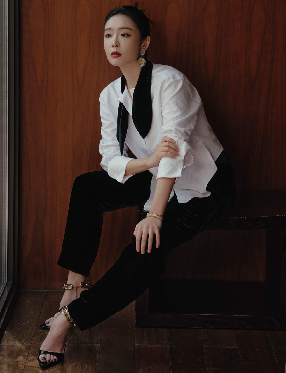 高叶一身黑白经典色穿搭,又美又飒,烈焰红唇,妆容精致,高级感十足!