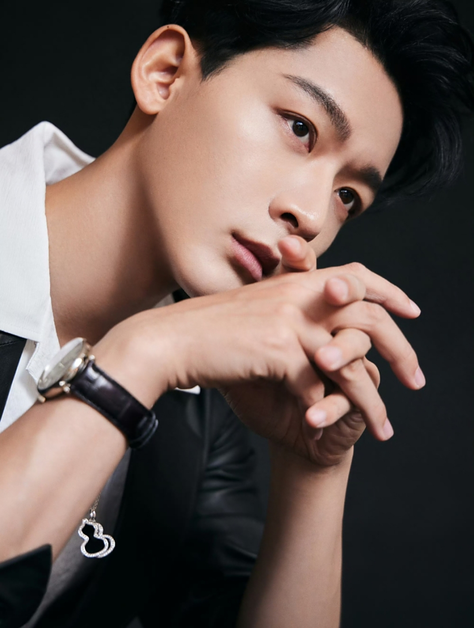 张晚意最新写真释出#娱乐最前沿# 怎么都不笑的#每日娱乐播报