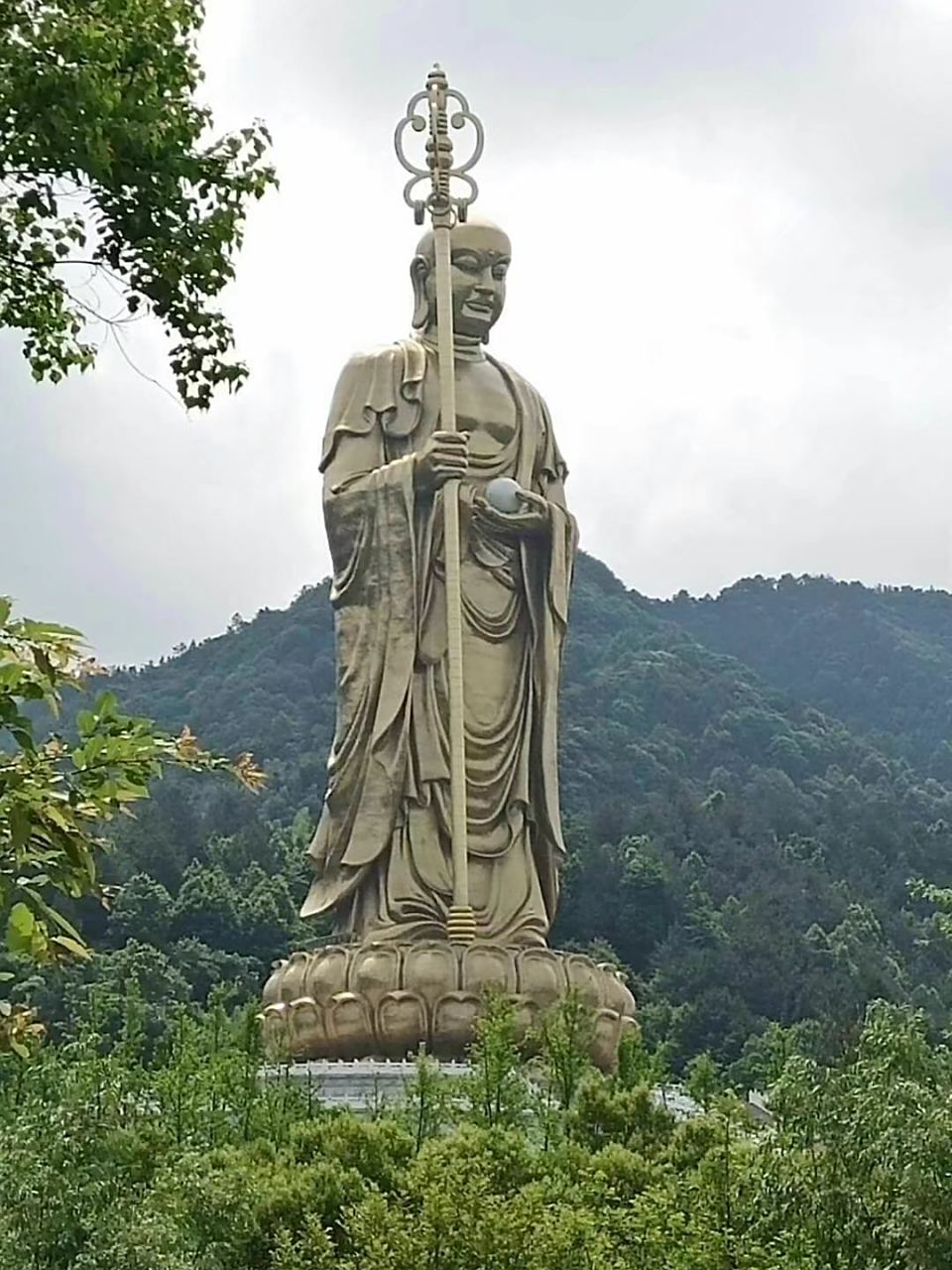 九华山地藏王菩萨雄伟壮观[赞同][赞同][赞同]