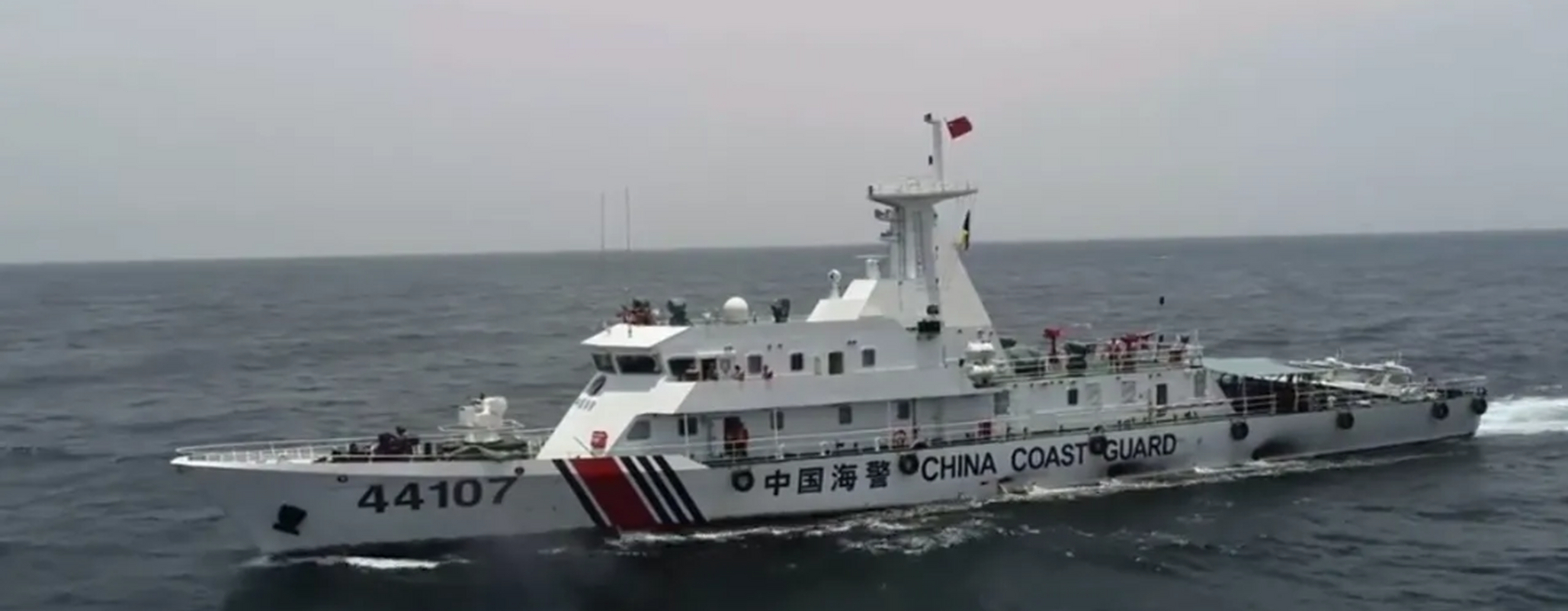 我海警船携大量渔船封死仁爱礁入口,双方再次对峙剑拔弩张!