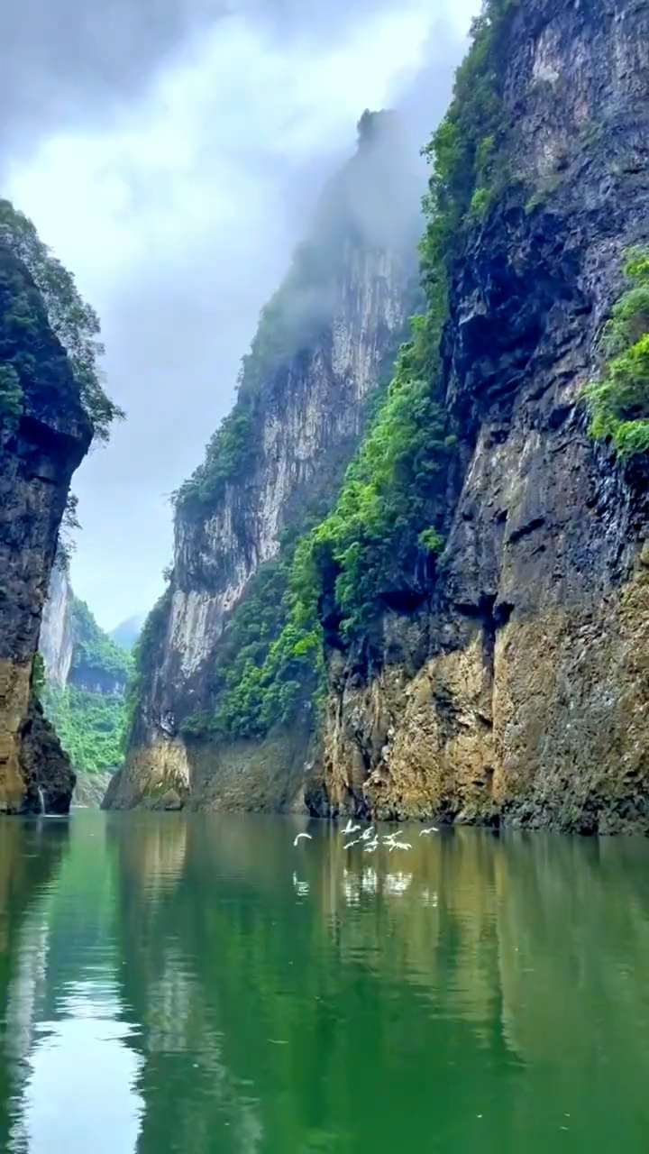 去贵州旅游一定不能错过铜仁大峡谷与凤凰古城,铜仁大峡谷距凤凰古城