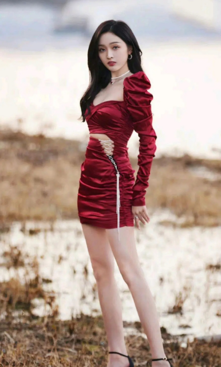 吴宣仪一袭红裙,秀美腿!