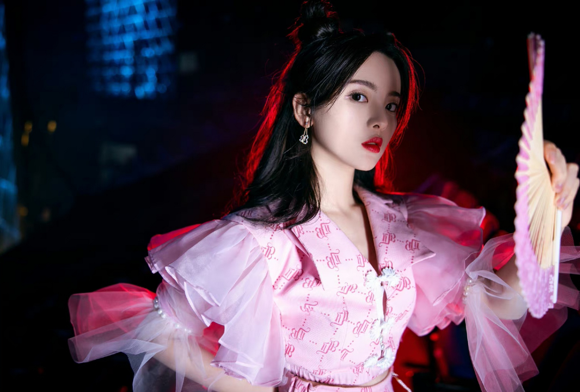 杨超越# 一袭粉色仙女裙,手执粉色竹扇,甜美清纯的容颜,明眸皓齿