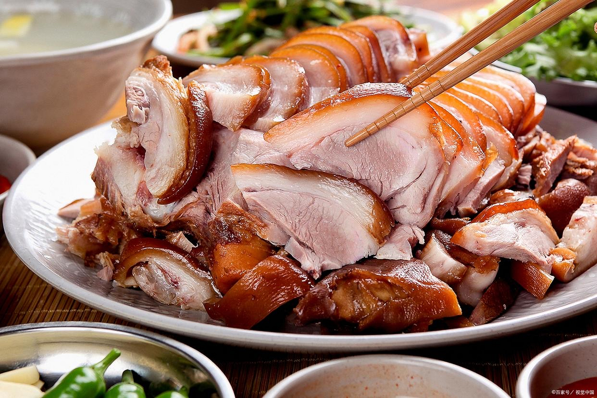 河北"8大下酒菜",老一辈的最爱  1,奉陪到底 2,猪头肉 3,小葱拌豆腐 4