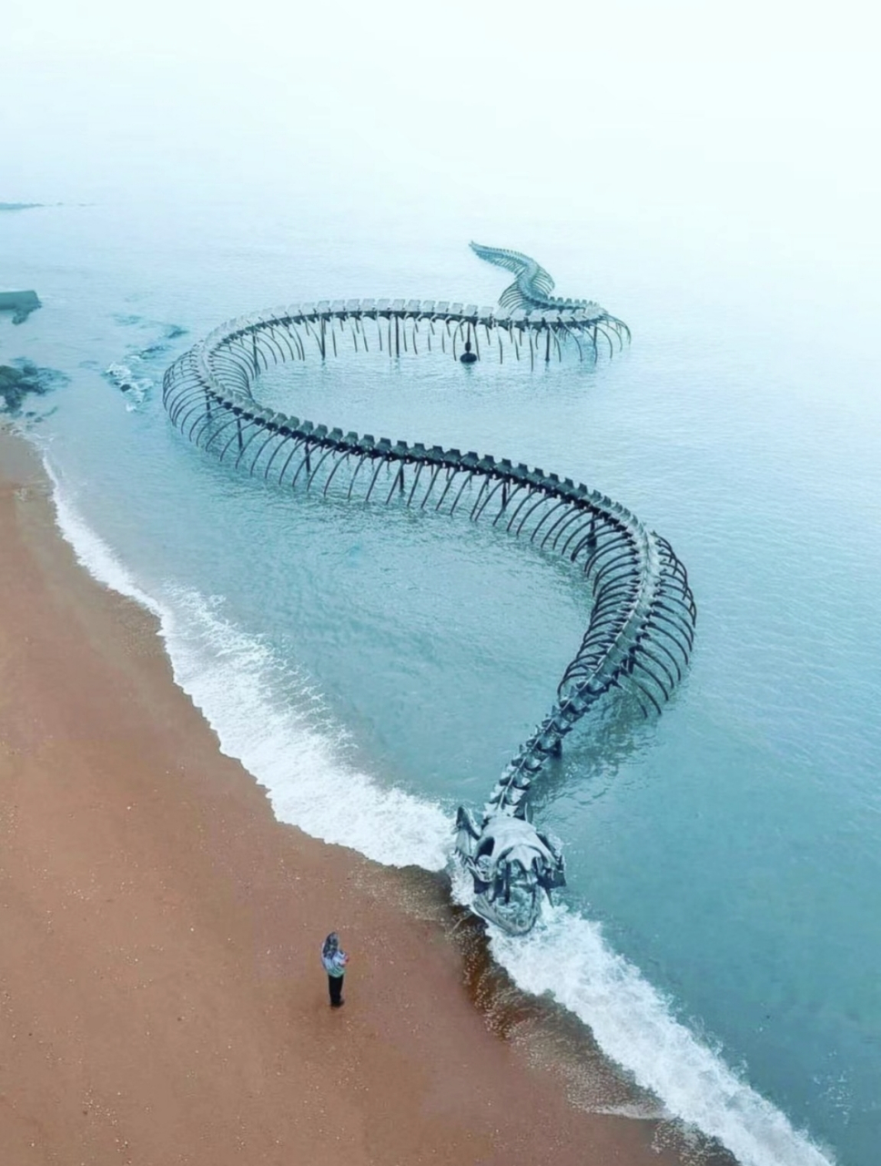 在法国卢瓦尔河入海口装置了一条巨型雕塑艺术作品—海蛇