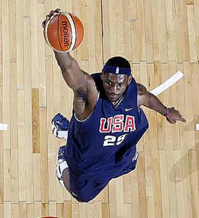 梦七队,球员纸面实力很强,整体战力不足,注定输球