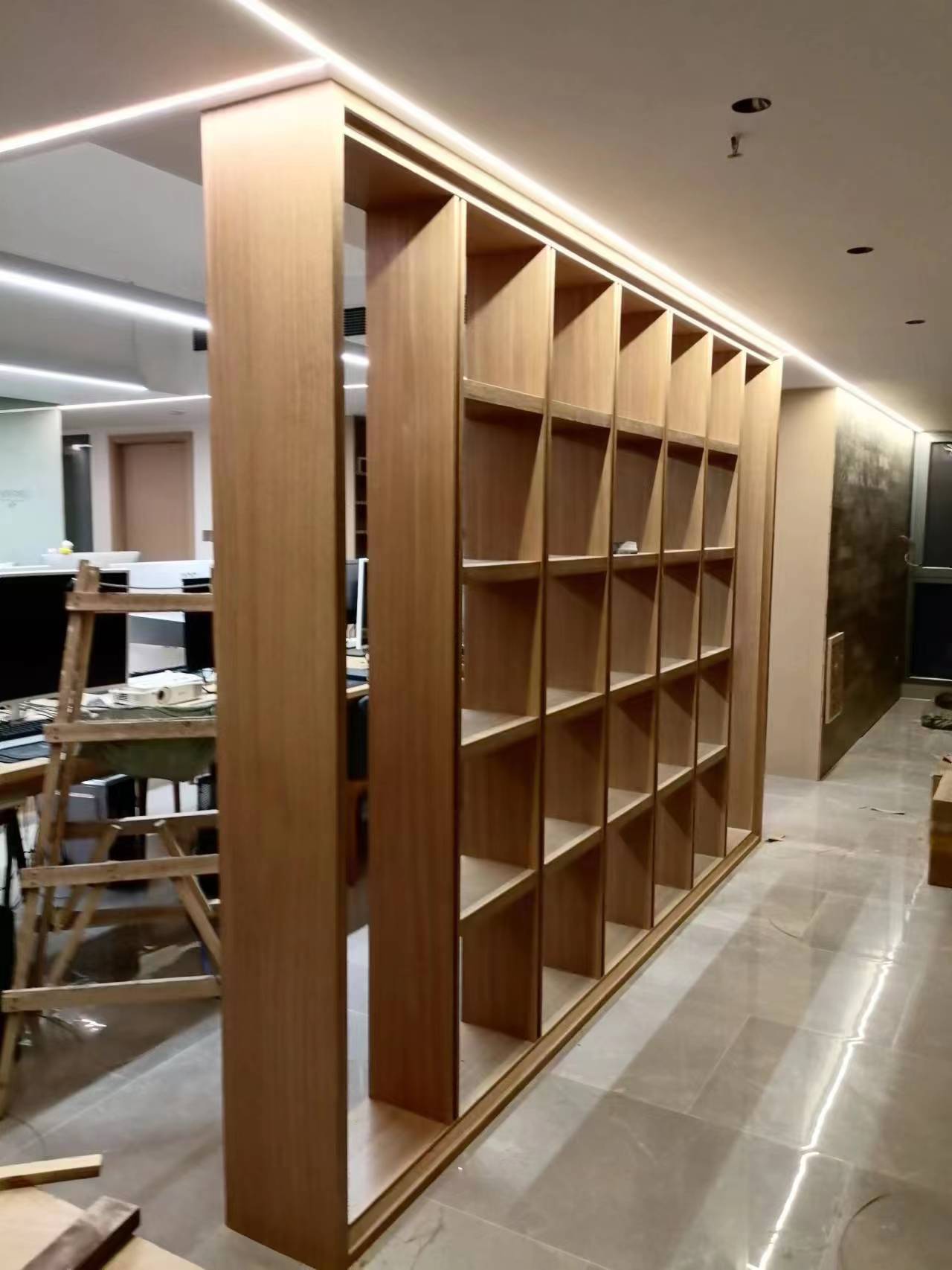 贵的化妆品,没有买名牌包包,没有大把大把的花钱买衣装裱室隔墙置物架