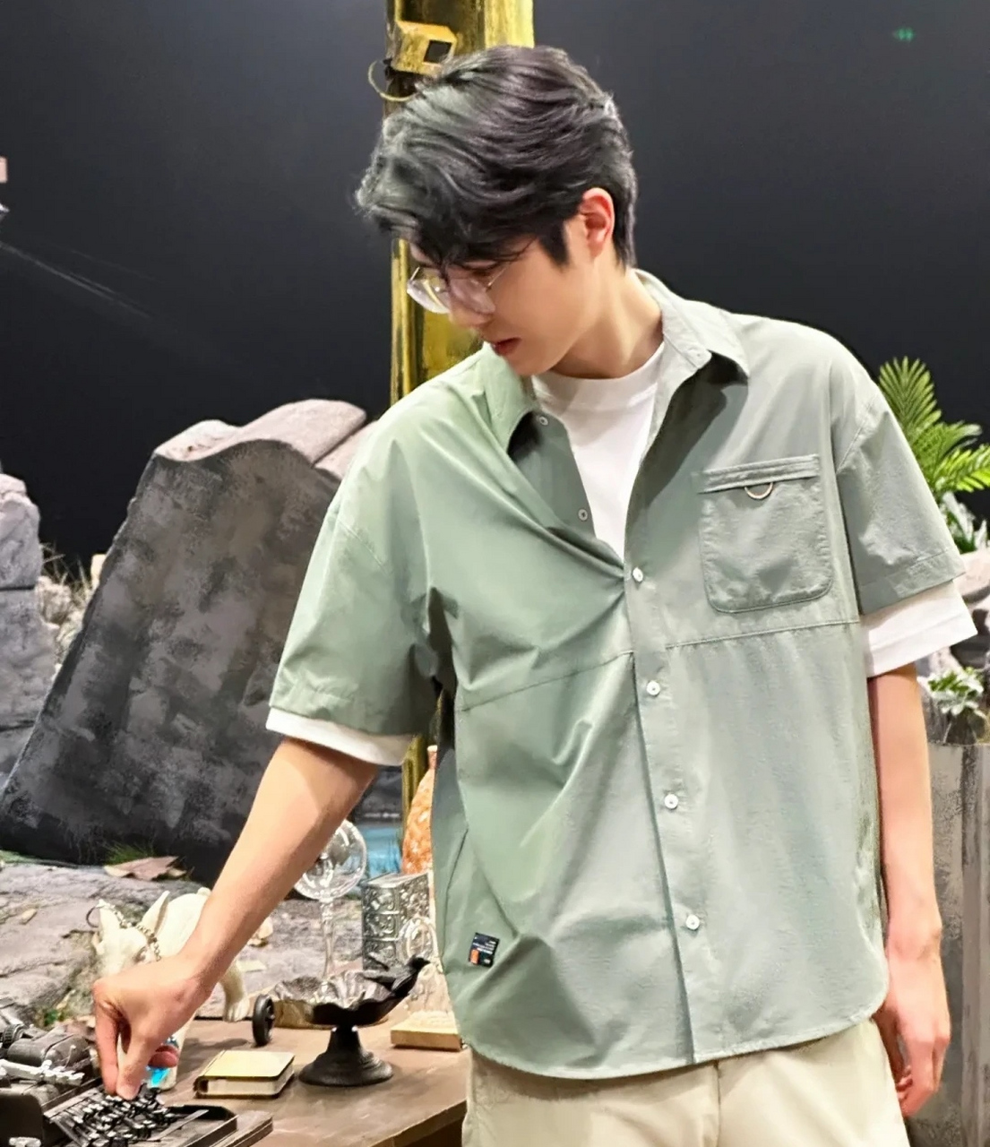 刘昊然晒工作照,都是侧面角度,戴着眼镜展示优越发量.