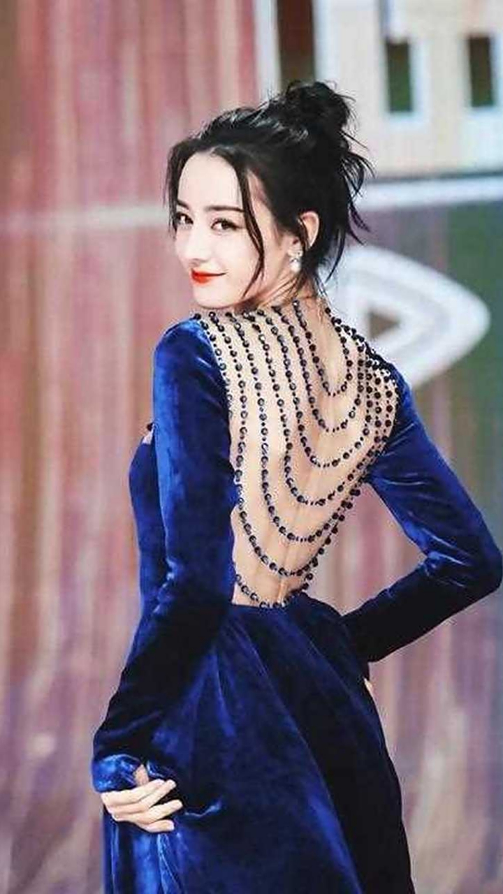 迪丽热巴被路人摸后背# 迪丽热巴的蝴蝶背真好看,但仅限远观,不抠亵